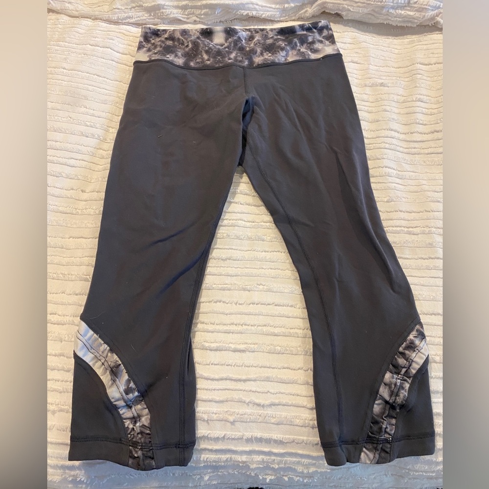 Lululemon cropped workout leggings.
